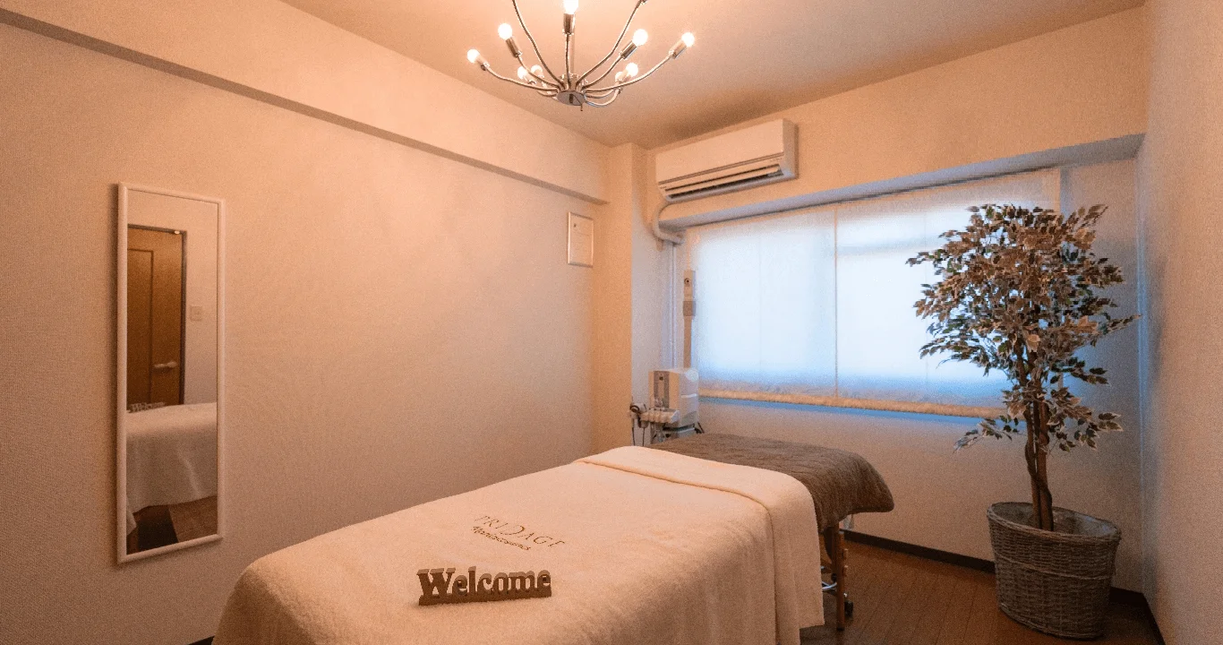 エステティシャンがメニュー表を顧客に見せている写真