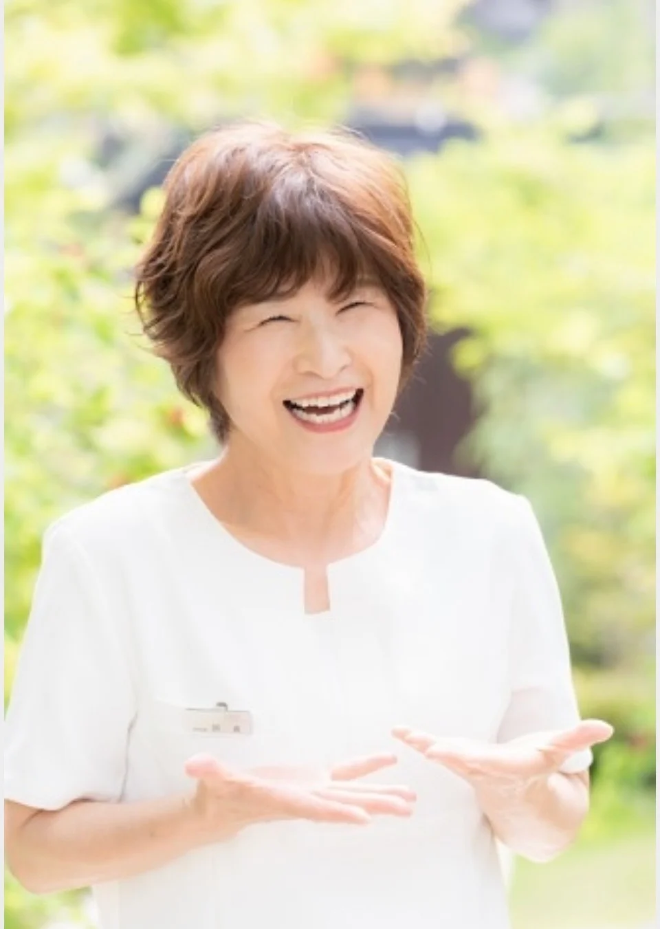 笑顔の女性の写真