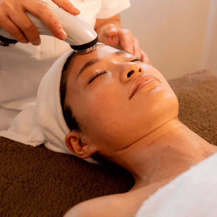 エステで超音波エステを受ける女性の写真