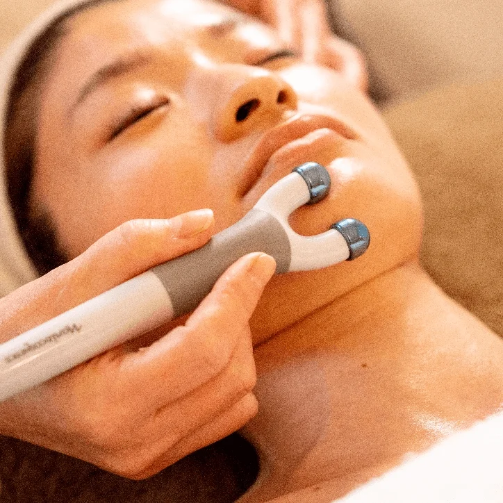 エステでポレーションエステを受ける女性の写真