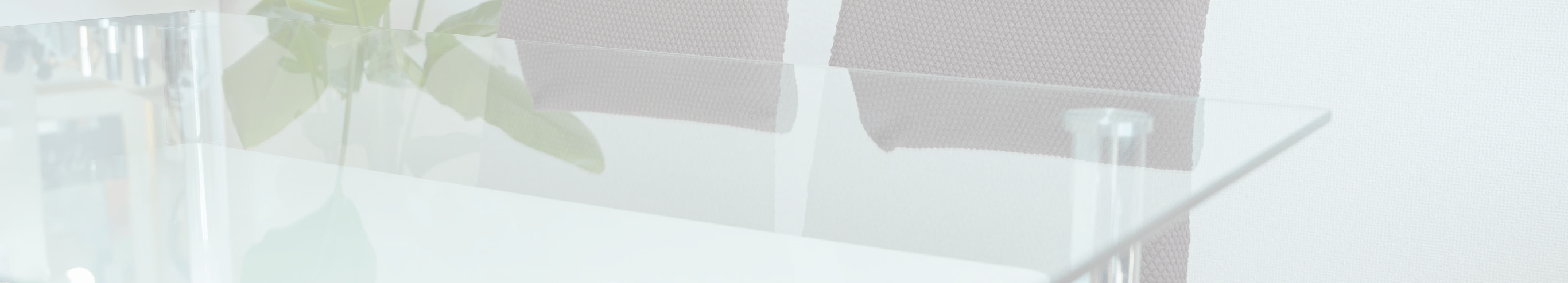 ガラステーブルと椅子2脚の写真