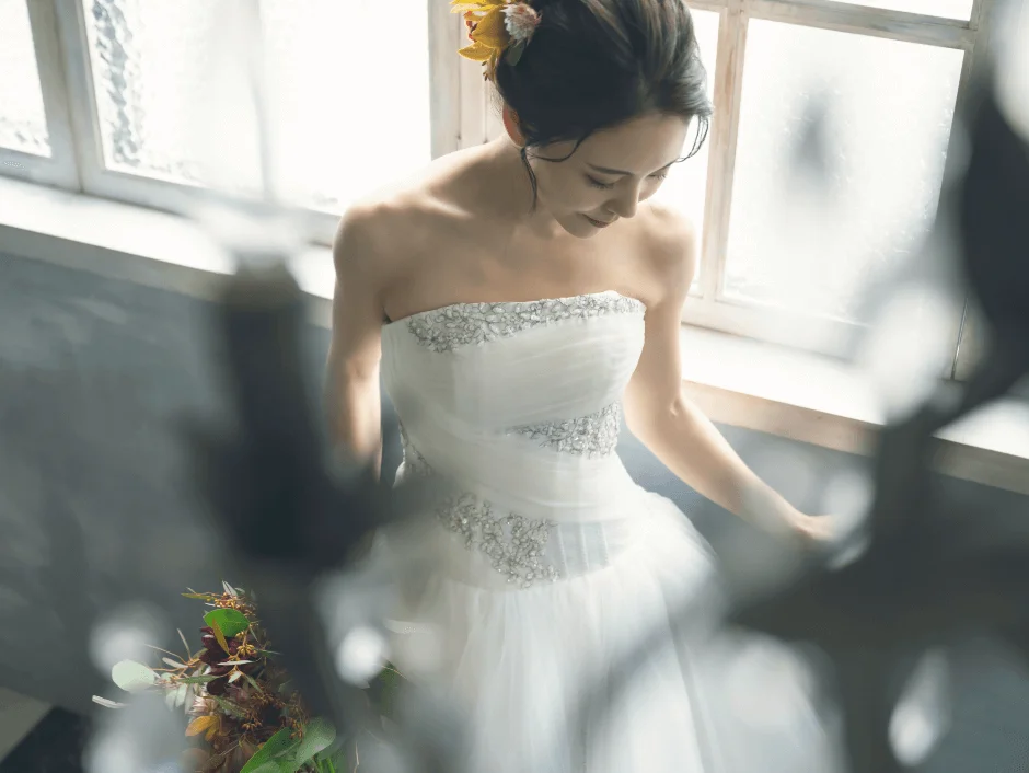 ウェディングドレスを着た若い女性の写真